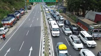 मंडी: भारी बारिश से किरतपुर-मनाली हाईवे पर भूस्खलन, ट्रैफिक बाधित मंडी: भारी बारिश से किरतपुर-मनाली हाईवे पर भूस्खलन, ट्रैफिक बाधित