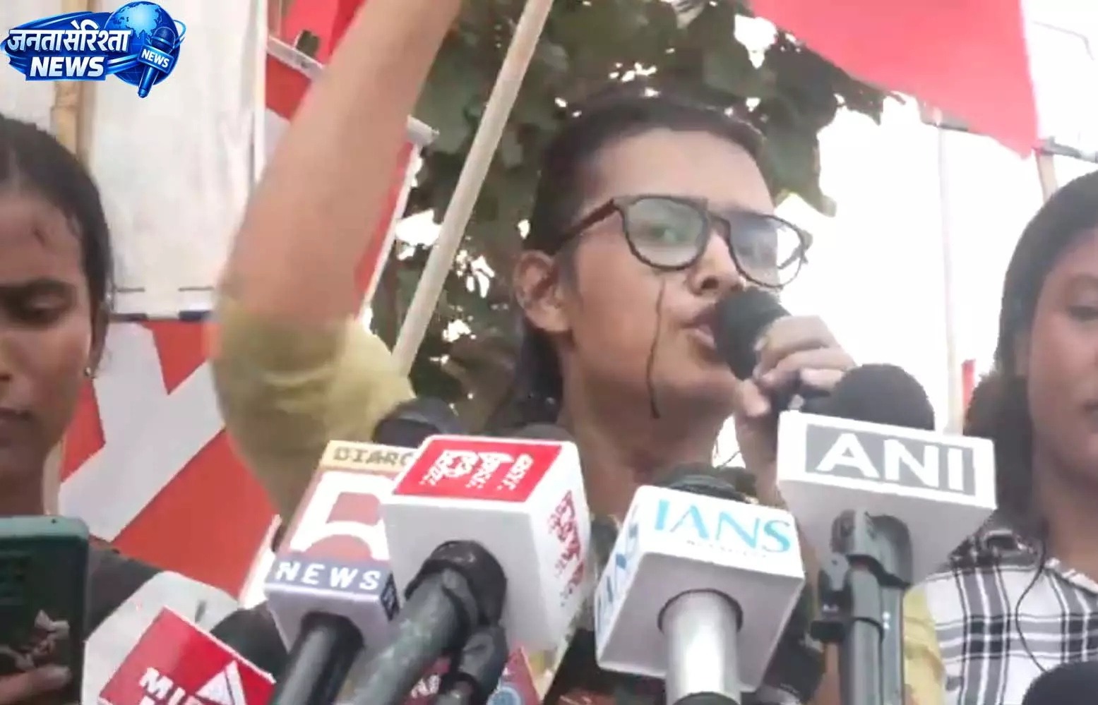 नेहा बोरा पर फेंकी गई स्याही नेहा बोरा पर फेंकी गई स्याही