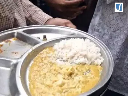 मध्य प्रदेश: हॉस्टल के खाने में इल्लियां मिलने पर छात्रों का विरोध-प्रदर्शन मध्य प्रदेश: हॉस्टल के खाने में इल्लियां मिलने पर छात्रों का विरोध-प्रदर्शन
