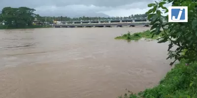 केरल : बाढ़ में फंसे जानवरों को बचाने के लिए बड़े पैमाने पर बचाव अभियान जारी केरल : बाढ़ में फंसे जानवरों को बचाने के लिए बड़े पैमाने पर बचाव अभियान जारी
