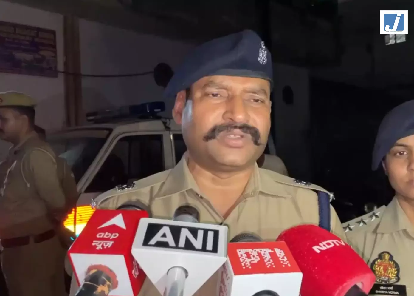 आगरा में नाले में पलटा ऑटो पुलिस ने पांच लोगों को सकुशल निकाला आगरा में नाले में पलटा ऑटो पुलिस ने पांच लोगों को सकुशल निकाला