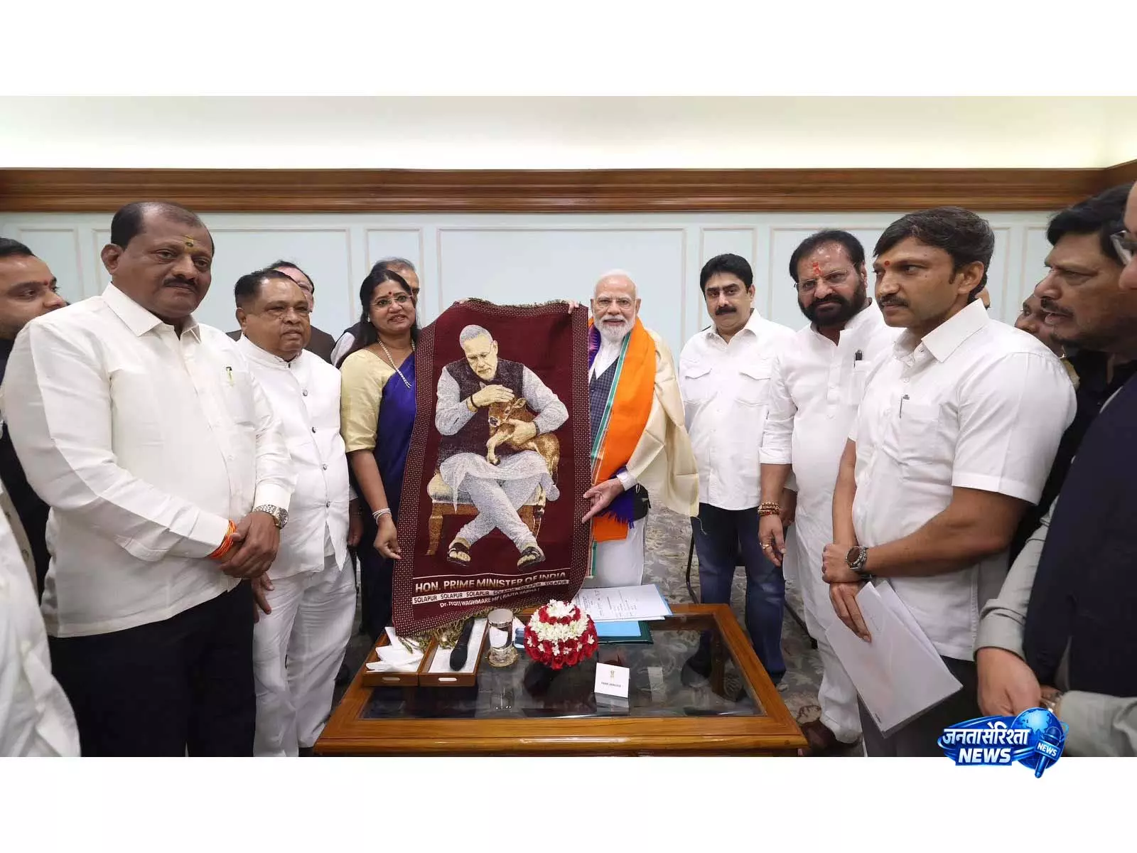 राष्ट्रीय हथकरघा दिवस पर PM मोदी को शिवसेना सांसद ज्योति वाघमारे ने भेंट की सोलापुरी धवल राष्ट्रीय हथकरघा दिवस पर PM मोदी को शिवसेना सांसद ज्योति वाघमारे ने भेंट की सोलापुरी धवल