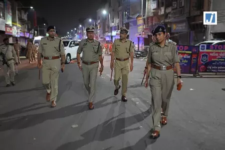 गुजरात पुलिस ने अहमदाबाद में चलाया चेकिंग ऑपरेशन 4,712 गाड़ियों की जांच की गुजरात पुलिस ने अहमदाबाद में चलाया चेकिंग ऑपरेशन 4,712 गाड़ियों की जांच की