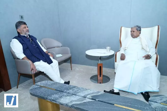पोर्टफोलियो बंटवारे पर हलचल, CM डी.के. शिवकुमार ने सिद्धारमैया से की मुलाकात पोर्टफोलियो बंटवारे पर हलचल, CM डी.के. शिवकुमार ने सिद्धारमैया से की मुलाकात