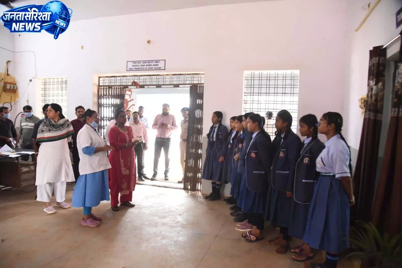 कलेक्टर ने धनोरा में एचपीवी वैक्सीनेशन कैंप का किया निरीक्षण कलेक्टर ने धनोरा में एचपीवी वैक्सीनेशन कैंप का किया निरीक्षण
