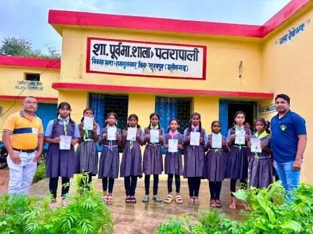 ऑपरेशन सिपाही - रक्षा सूत्र के तहत विद्यार्थियों ने बनाई राखियां ऑपरेशन सिपाही - रक्षा सूत्र के तहत विद्यार्थियों ने बनाई राखियां