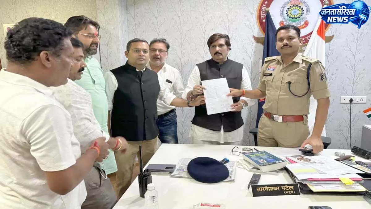 सावन में देवताओं पर अभद्र टिप्पणी से बवाल, FIR की मांग को लेकर थाने पहुंचे BJP नेता सावन में देवताओं पर अभद्र टिप्पणी से बवाल, FIR की मांग को लेकर थाने पहुंचे BJP नेता