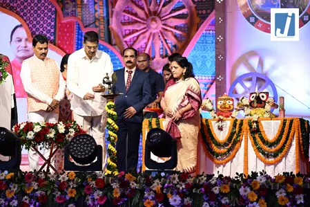 ओडिशा के गवर्नर कम्भमपति ने बुनकरों की मदद के लिए हर हफ्ते हैंडलूम इस्तेमाल की अपील की ओडिशा के गवर्नर कम्भमपति ने बुनकरों की मदद के लिए हर हफ्ते हैंडलूम इस्तेमाल की अपील की