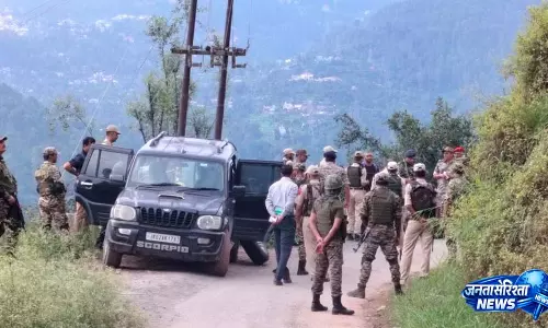 रामबन में चेकपोस्ट तोड़कर भागी स्कॉर्पियो, तीन चेतावनी फायर के बाद आरोपी फरार रामबन में चेकपोस्ट तोड़कर भागी स्कॉर्पियो, तीन चेतावनी फायर के बाद आरोपी फरार