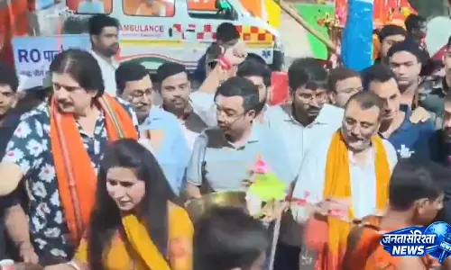 कांवरिया पथ पर निशिकांत दुबे ने भक्तों को परोसा भोजन कांवरिया पथ पर निशिकांत दुबे ने भक्तों को परोसा भोजन