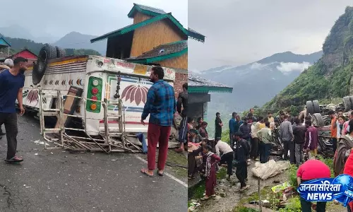 चंबा में यात्रियों से भरी बस पलटी, 3 की मौत कई घायल चंबा में यात्रियों से भरी बस पलटी, 3 की मौत कई घायल