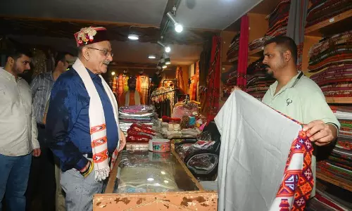 हिमाचल एम्पोरियम पहुंचे राज्यपाल