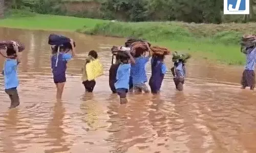 किताबों से भरा बस्ता और स्कूल पहुंचने के लिए मुश्किल डगर...