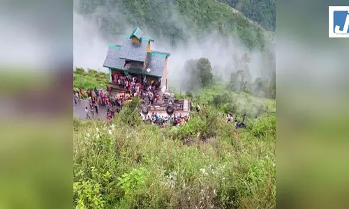 प्राइवेट बस अनियंत्रित होकर सड़क से नीचे गिरी, 7 लोगों की मौत प्राइवेट बस अनियंत्रित होकर सड़क से नीचे गिरी, 7 लोगों की मौत