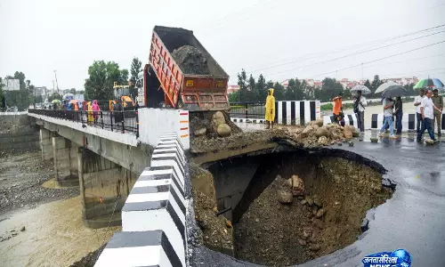 टोंस नदी पुल की एप्रोच रोड क्षतिग्रस्त होने पर तीन इंजीनियर सस्पेंड टोंस नदी पुल की एप्रोच रोड क्षतिग्रस्त होने पर तीन इंजीनियर सस्पेंड