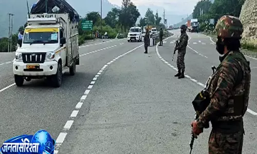 नाका तोड़कर भागी स्कॉर्पियो पुलिसवालों को कुचलने की कोशिश से मचा हड़कंप