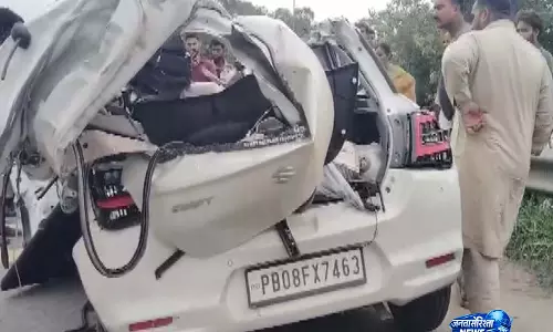 जालंधर-मकसूदन बाईपास पर खड़ी ट्रक से कार टकराई, तीन लोगों की मौत जालंधर-मकसूदन बाईपास पर खड़ी ट्रक से कार टकराई, तीन लोगों की मौत