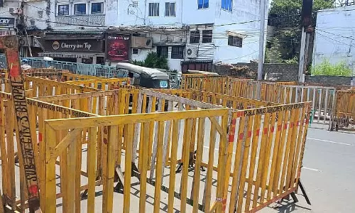 भोपाल में बैरिकेडिंग पर व्यापारियों का प्रदर्शन भोपाल में बैरिकेडिंग पर व्यापारियों का प्रदर्शन