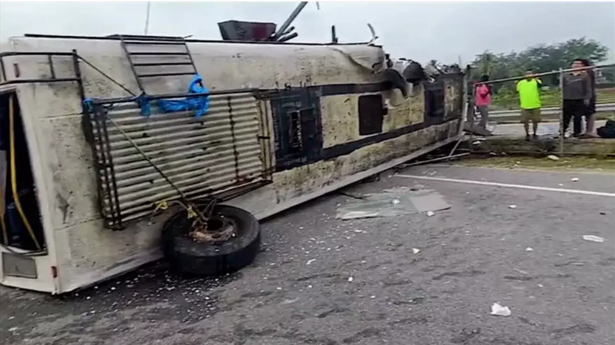 KSRTC बस हादसे में दो यात्रियों की मौत, कई की हालत गंभीर KSRTC बस हादसे में दो यात्रियों की मौत, कई की हालत गंभीर
