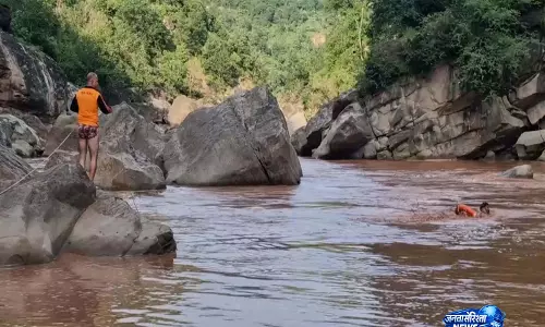 J-K में अचानक पानी बढ़ने से दो लोग नाले में बहे J-K में अचानक पानी बढ़ने से दो लोग नाले में बहे