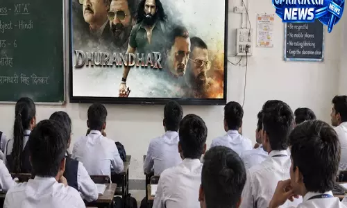 छात्रों को A रेटेड फिल्म दिखाने पर शिक्षक पर गिरी गाज सरकारी स्कूल में मचा हड़कंप