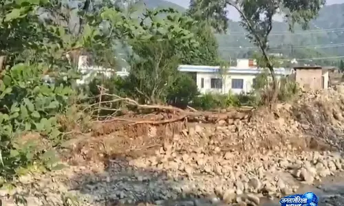 Rajouri में अचानक आई बाढ़ कृषि भूमि और फसलों को बहा ले गई
