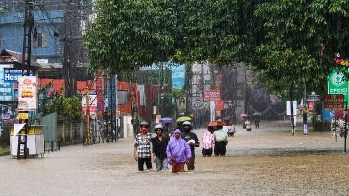 केरल में मौसम ने बढ़ाई चिंता, छह जिलों में कल घोषित हुई छुट्टी