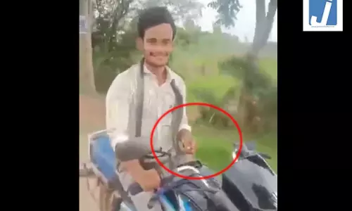 सांप के काटने पर गले में लपेटकर कई KM बाइक चलाकर अस्पताल पहुंचा युवक, पहचान कराने उठाया बड़ा जोखिम सांप के काटने पर गले में लपेटकर कई KM बाइक चलाकर अस्पताल पहुंचा युवक, पहचान कराने उठाया बड़ा जोखिम