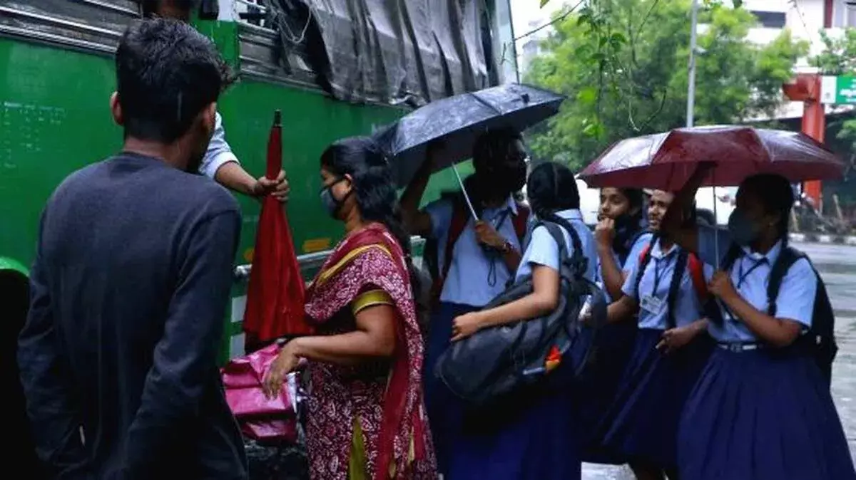 kerala: भारी बारिश के चलते शनिवार कोझिकोड में स्कूल बंद kerala: भारी बारिश के चलते शनिवार कोझिकोड में स्कूल बंद