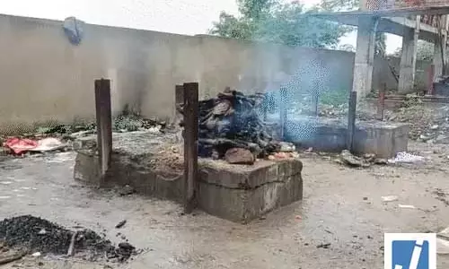 मुक्तिधाम में पालतू कुत्ते के अंतिम संस्कार पर मचा बवाल, भड़के मोहल्लेवासी, थाने पहुंचा मामला मुक्तिधाम में पालतू कुत्ते के अंतिम संस्कार पर मचा बवाल, भड़के मोहल्लेवासी, थाने पहुंचा मामला