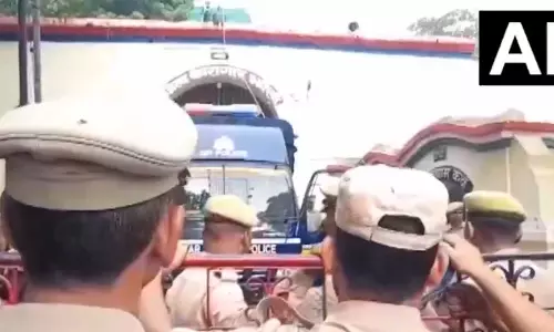 अतीक अहमद के बेटे को लेकर निकली पुलिस, रास्ते में पड़ने वाले सभी थानों को अलर्ट किया गया