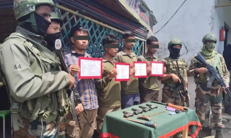 अरुणाचल प्रदेश: लोंगडिंग में ULFA-I के चार सदस्यों ने डाले हथियार अरुणाचल प्रदेश: लोंगडिंग में ULFA-I के चार सदस्यों ने डाले हथियार