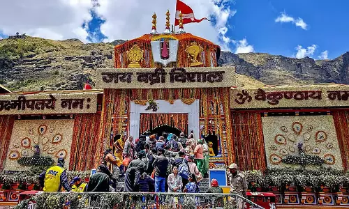 बद्रीनाथ मंदिर में चढ़ावे की चोरी के मामले में सिक्योरिटी गार्ड गिरफ्तार CCTV फुटेज से खुला राज बद्रीनाथ मंदिर में चढ़ावे की चोरी के मामले में सिक्योरिटी गार्ड गिरफ्तार CCTV फुटेज से खुला राज