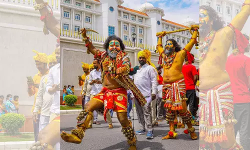 बोनालु के जोश में पोथाराजू की खास भूमिका भक्ति के साथ निभाई परंपरा बोनालु के जोश में पोथाराजू की खास भूमिका भक्ति के साथ निभाई परंपरा