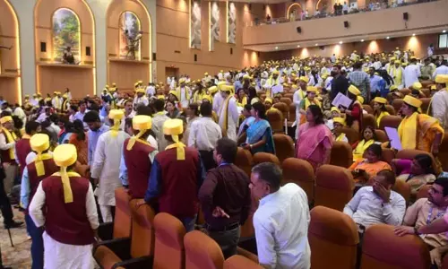 पटना विश्वविद्यालय के दीक्षांत समारोह में छात्रों का हंगामा पटना विश्वविद्यालय के दीक्षांत समारोह में छात्रों का हंगामा