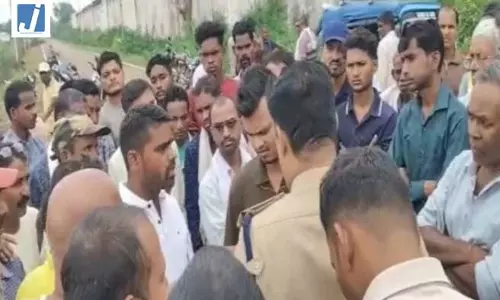 शमशान में शव दफनाने पर ग्रामीणों ने की घेराबंदी, पुलिस की समझाइश पर सुलझा विवाद