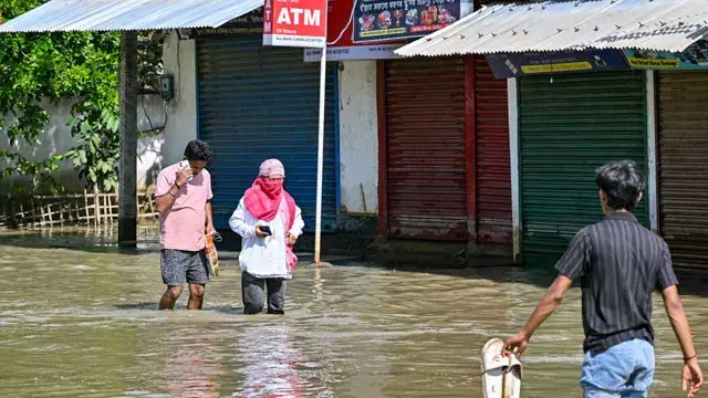 असम में बाढ़ का कहर: 13 जिलों में 1.55 लाख लोग प्रभावित असम में बाढ़ का कहर: 13 जिलों में 1.55 लाख लोग प्रभावित
