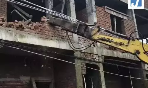 अवैध निर्माण ध्वस्त किया गया, 2 मजदूरों की मौत का मामला अवैध निर्माण ध्वस्त किया गया, 2 मजदूरों की मौत का मामला