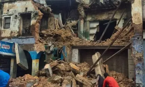 बेलनगंज बाजार में 150 साल पुराने जर्जर भवन का हिस्सा गिरा, बाल-बाल बचे व्यापारी और राहगीर बेलनगंज बाजार में 150 साल पुराने जर्जर भवन का हिस्सा गिरा, बाल-बाल बचे व्यापारी और राहगीर