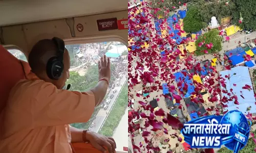 कांवड़ियों पर फूल बरसाने पहुंचे योगी कार्यक्रम स्थल के पास ड्रोन उड़ाते युवक पर कार्रवाई