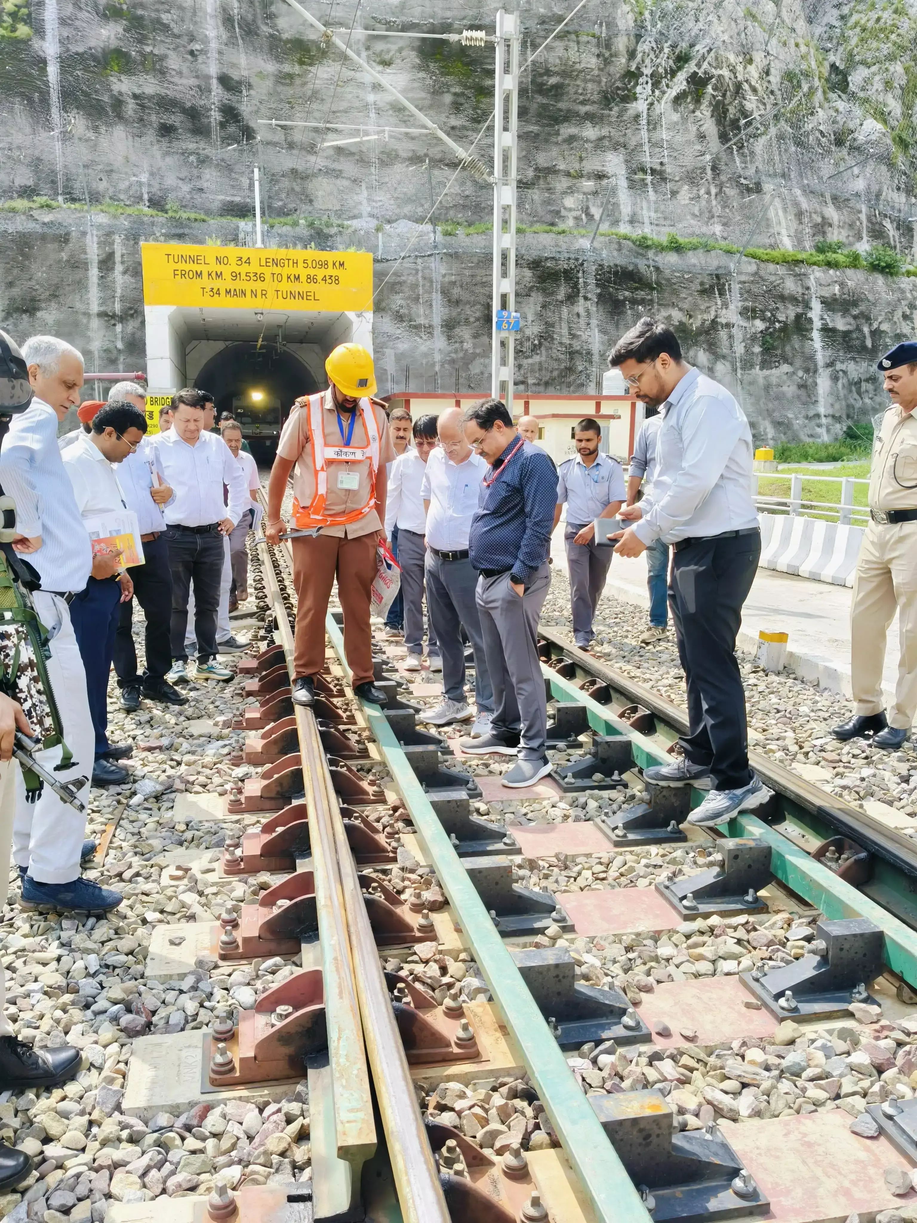 Jammu: कटरा-श्रीनगर रेल सेक्शन की सुरक्षा परखी, डीआरएम जम्मू ने लिया जायजा Jammu: कटरा-श्रीनगर रेल सेक्शन की सुरक्षा परखी, डीआरएम जम्मू ने लिया जायजा