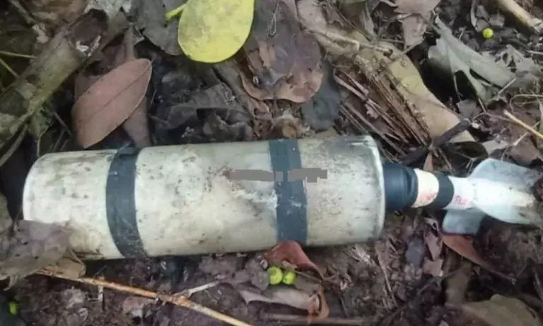 Manipur: सुरक्षा बलों ने उखरुल में एक गांव के पास मिले IED को निष्क्रिय किया Manipur: सुरक्षा बलों ने उखरुल में एक गांव के पास मिले IED को निष्क्रिय किया
