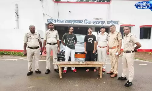 भाई के झगड़े का बदला लेने पहुंचे युवक, कार से चाकू और नकली बंदूक बरामद भाई के झगड़े का बदला लेने पहुंचे युवक, कार से चाकू और नकली बंदूक बरामद