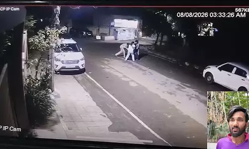 हिंदी न बोलने पर डिलीवरी बॉय से मारपीट का आरोप हिंदी न बोलने पर डिलीवरी बॉय से मारपीट का आरोप