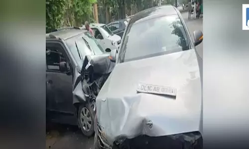 सड़क पर बेकाबू मर्सिडीज का कहर