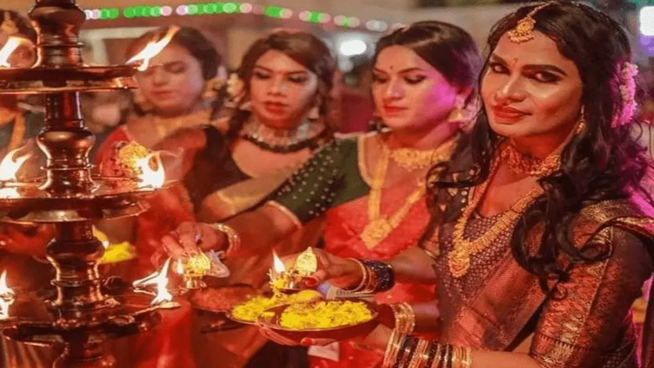 अनोखी परंपरा: मंदिर जहाँ पुरुष 16 श्रृंगार कर करते हैं पूजा अनोखी परंपरा: मंदिर जहाँ पुरुष 16 श्रृंगार कर करते हैं पूजा