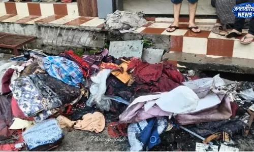 आजाद चौक की कपड़े की दुकान में आधी रात लगी भीषण आग