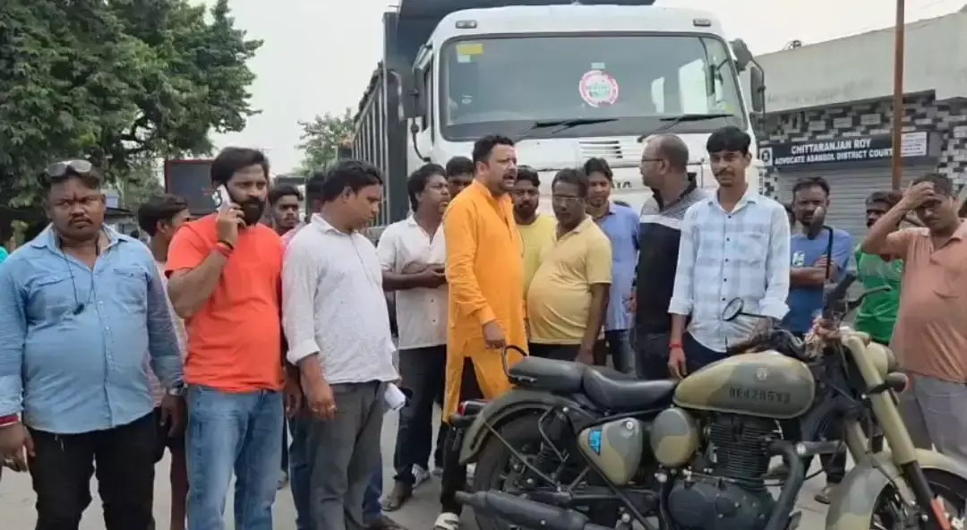 West Burdwan: राख उड़ने से बढ़ा प्रदूषण, स्थानीय लोगों ने डंपर रोककर किया हंगामा