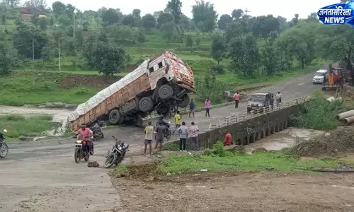 धनुहर पुल के पास नदी के ऊपर लटका लोड ट्रक धनुहर पुल के पास नदी के ऊपर लटका लोड ट्रक