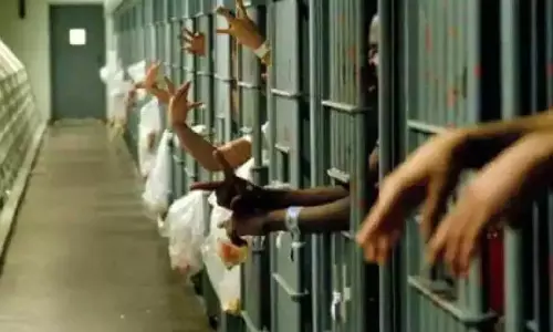 Kolkata: पूर्व मंत्री के करीबी समेत दो लोग गिरफ्तार, गेस्ट हाउस में चल रही थीं अनैतिक गतिविधियां Kolkata: पूर्व मंत्री के करीबी समेत दो लोग गिरफ्तार, गेस्ट हाउस में चल रही थीं अनैतिक गतिविधियां
